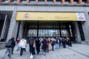 Sanidad establece una mesa de análisis para supervisar la implementación del decreto de atención sanitaria universal para migrantes irregulares.