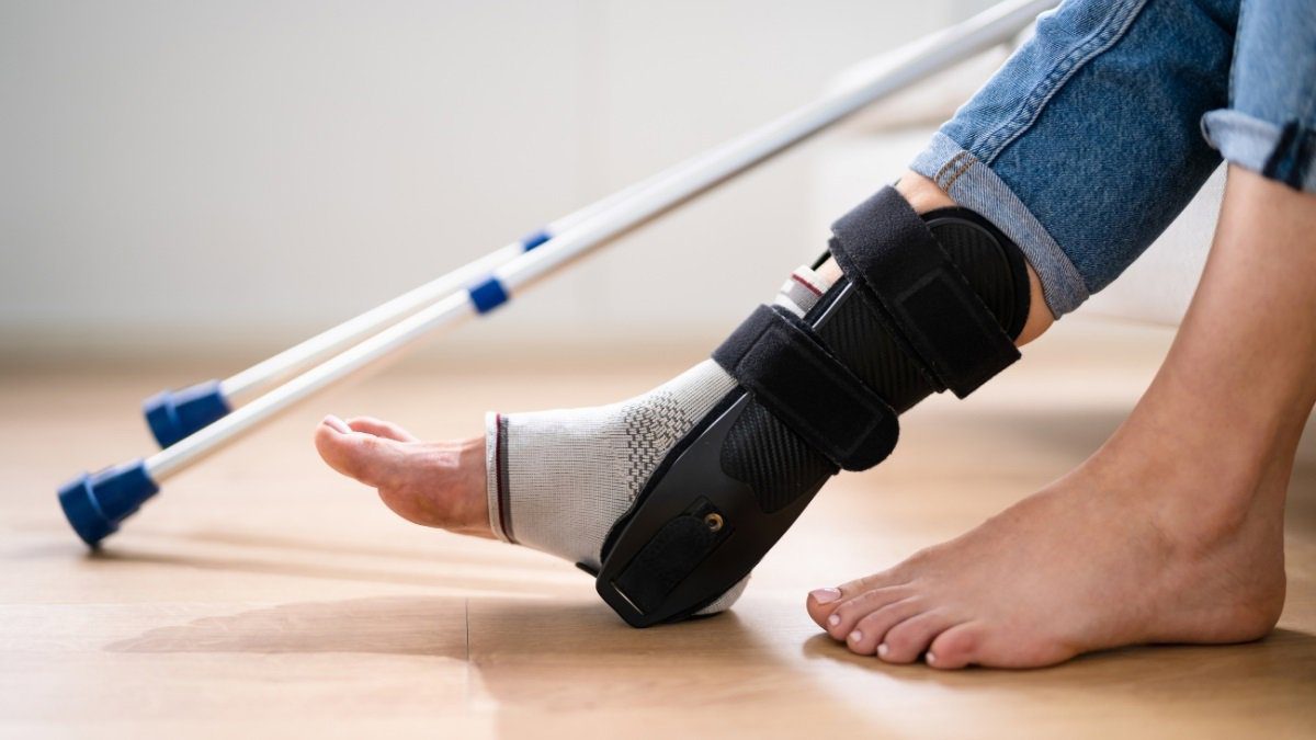Traumatólogo alerta sobre el peligro de interrumpir prematuramente la rehabilitación de un esguince de tobillo.