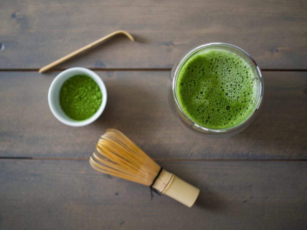 ¿Puede el té matcha aliviar los estornudos por alergia? Un estudio sugiere que podría ser una solución.