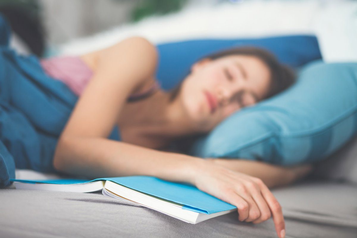 Experta recomienda mantener una rutina al levantarse durante las vacaciones para prevenir el 'jet lag' social.
