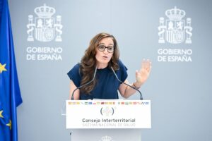 Mónica García defiende el respaldo popular a la ley del tabaco ante las críticas de Feijóo.