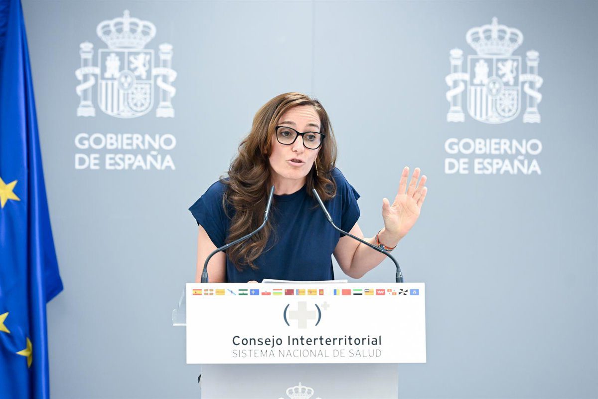 Mónica García defiende el respaldo popular a la ley del tabaco ante las críticas de Feijóo.