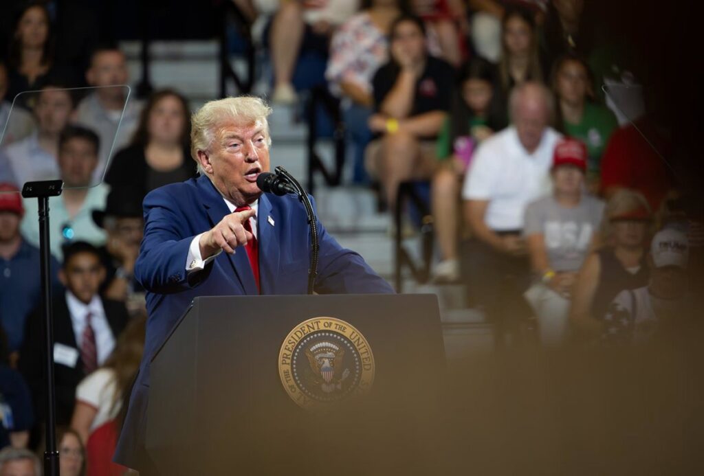 Trump Culpa a Irán por Ataques de Hutíes en el Mar Rojo y Advierte de Reacción Militar Ante Nuevas Agresiones a Buques