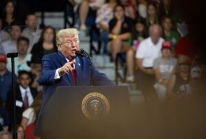 Trump Culpa a Irán por Ataques de Hutíes en el Mar Rojo y Advierte de Reacción Militar Ante Nuevas Agresiones a Buques