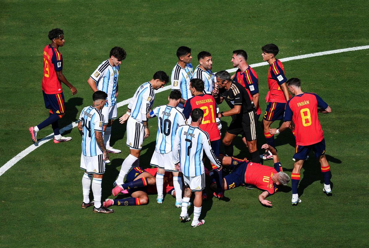 FIFA impone diez partidos de suspensión a Paredes y siete a Molina tras la pelea en el Mundial