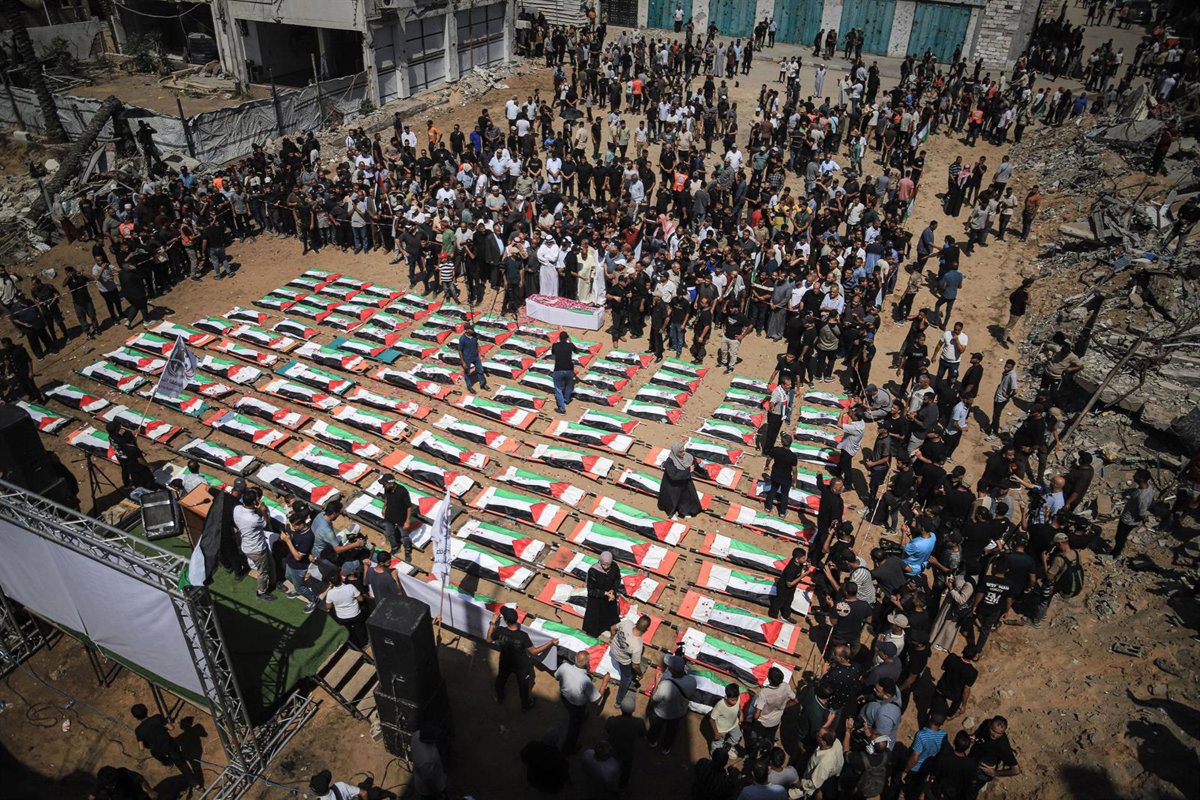 Gaza Realiza un Funeral Masivo para Honrar a 112 Víctimas de Ataques Israelíes, Tres Años Después