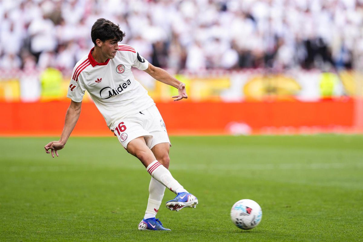 Juanlu Sánchez se despide del Sevilla y se une al Bournemouth.