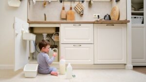 Sin leche ni remedios caseros: ¿qué hacer si un niño ingiere un medicamento o producto tóxico?