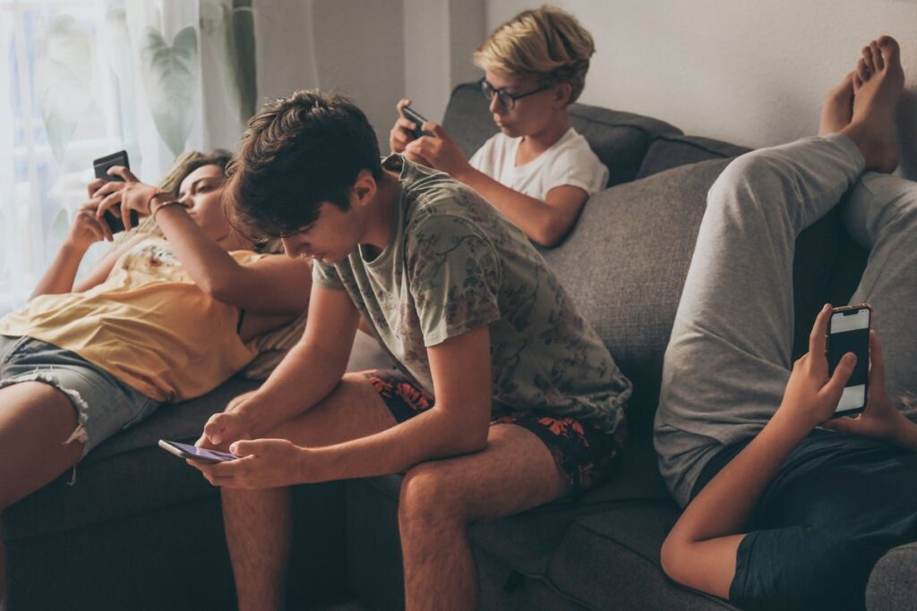 Niños y adolescentes pasan un promedio de 3.5 horas diarias frente a las pantallas, lo que equivale a dos meses al año.