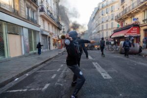 Francia Implementa Toques de Queda en Varias Ciudades para Controlar Disturbios: Medidas del Gobierno
