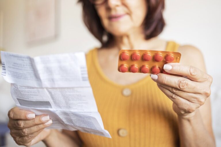 Más allá de los sofocos: beneficios de la terapia hormonal durante la menopausia