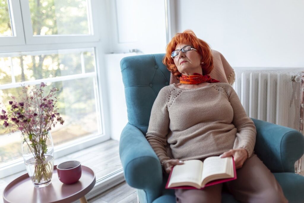 Siestas frecuentes e involuntarias: una posible señal de mayor riesgo de demencia.