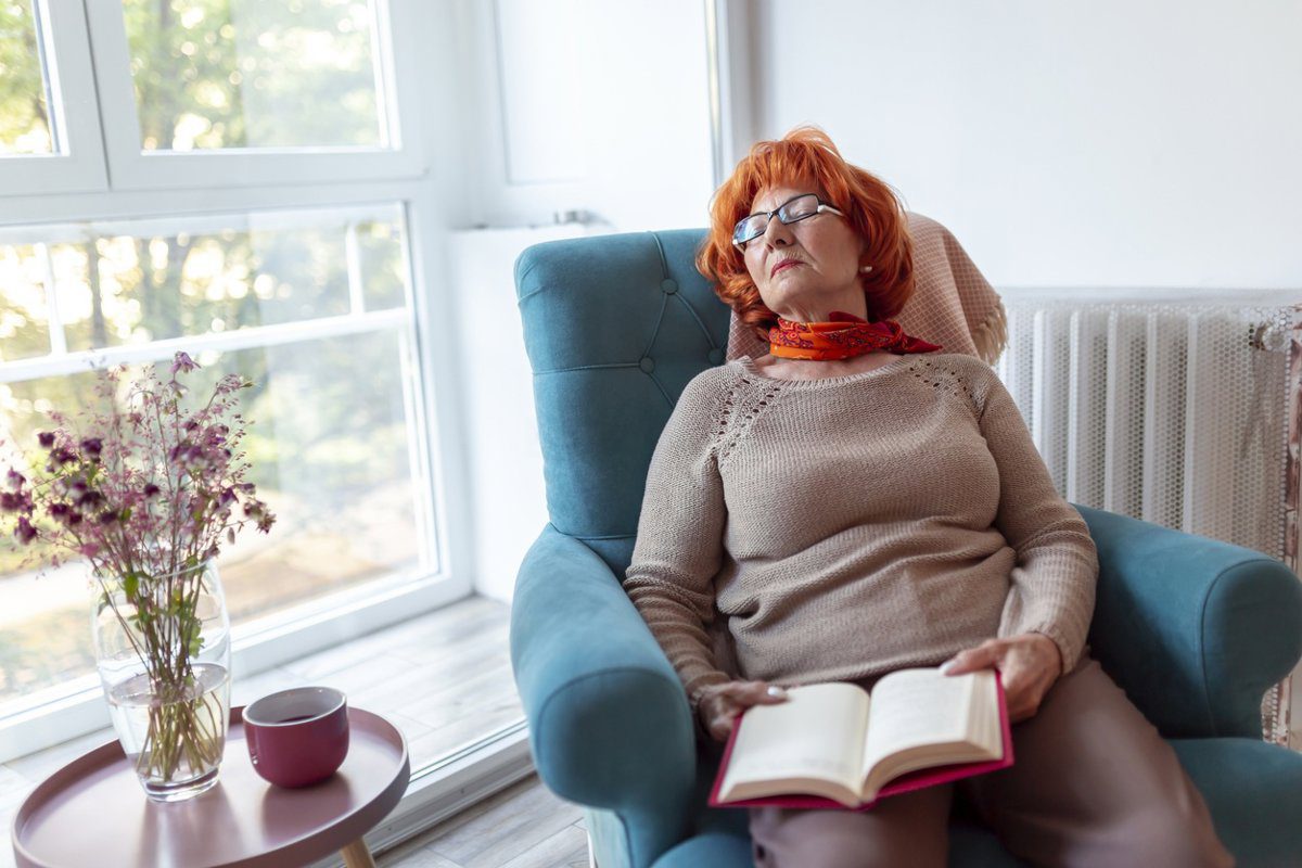 Siestas frecuentes e involuntarias: una posible señal de mayor riesgo de demencia.