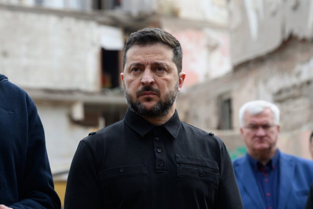 Zelenski Urge a la OTAN a Mantener el Suministro de Armas a Ucrania Frente a los Bloqueos de Starlink