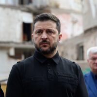 Zelenski Urge a la OTAN a Mantener el Suministro de Armas a Ucrania Frente a los Bloqueos de Starlink