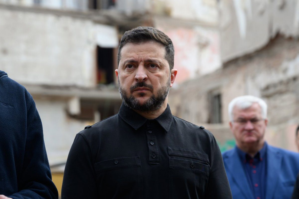Zelenski Urge a la OTAN a Mantener el Suministro de Armas a Ucrania Frente a los Bloqueos de Starlink